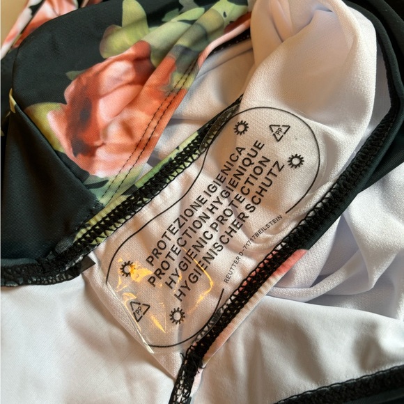 New in bag - Seafancy Floral Wide Straps Off Shoulder One-Piece Swimsuit - Picture 3 of 9